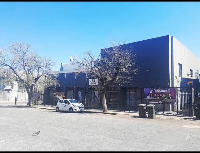 386M² SHOWROOM TO LET IN ALBERTON NORTH